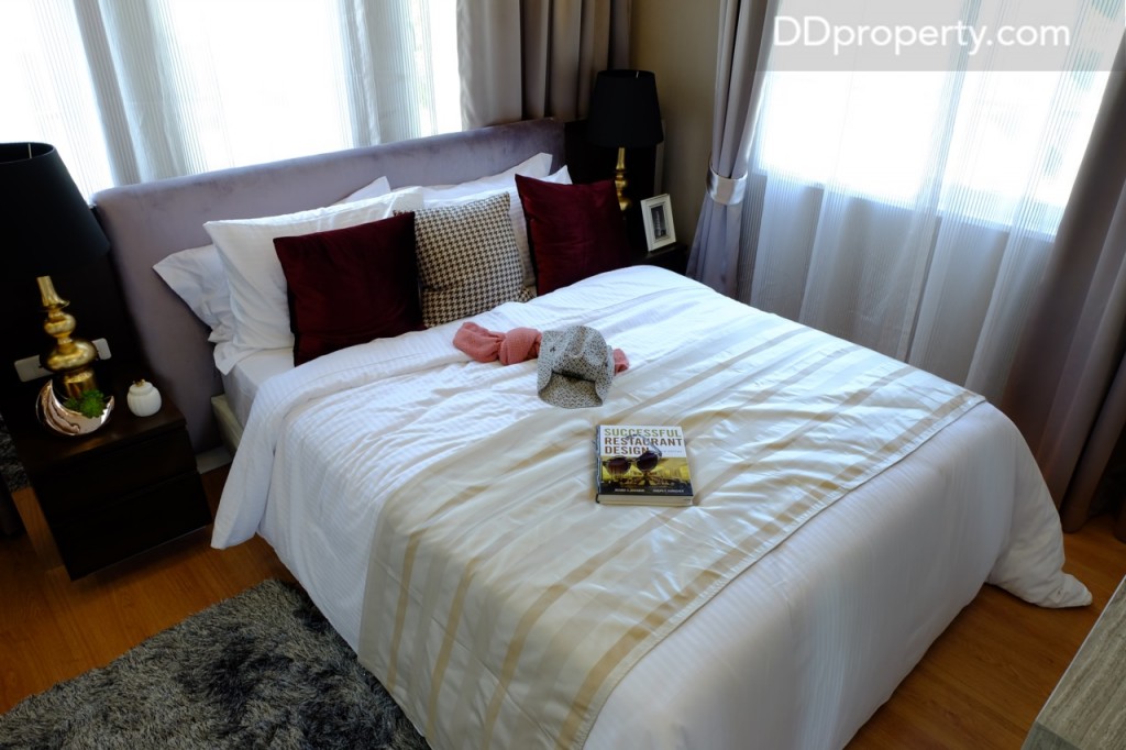 ขนาดของห้อง Master Bedroom นี้มีพื้นที่ประมาณ 5x3 เมตร พื้นเป็นลามิเนต  หนา 8 มม. เช่นเดียวกัน