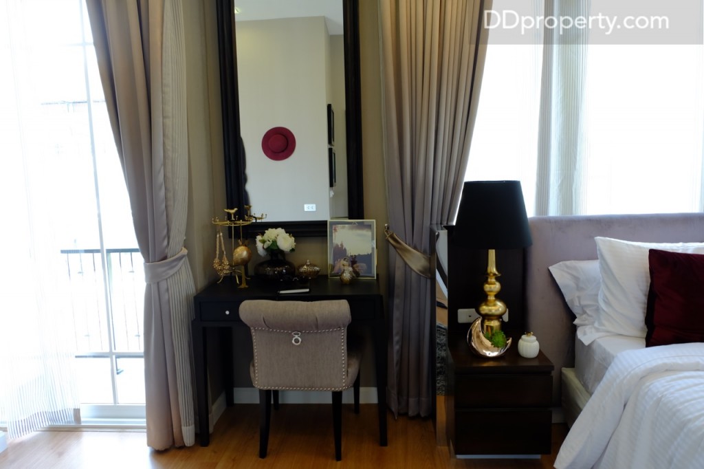 สำหรับแนวกว้างแม้จะวางเตียง 5 ฟุต พื้นที่ยังเหลือด้านข้างสำหรับจัดวางโต๊ะทำงานได้