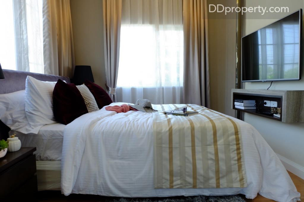 บริเวณปลายเตียงเหลือพื้นที่ไม่มาก หากต้องการติดตั้งทีวีควรเลือกแบบแขวน หรือทำเป็นงานบิลท์อินชั้นวางติดผนัง