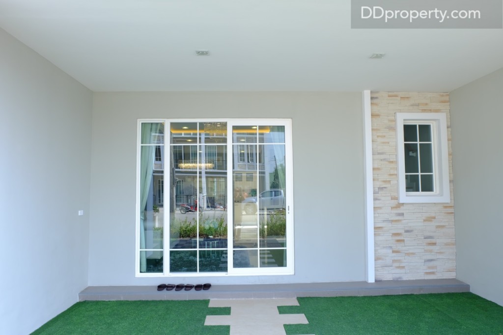 หน้าบ้านจะแตกต่างกับแบบ Windsor โดยประตูทางเข้าตัวบ้านจะอยู่หลังพื้นที่จอดรถ