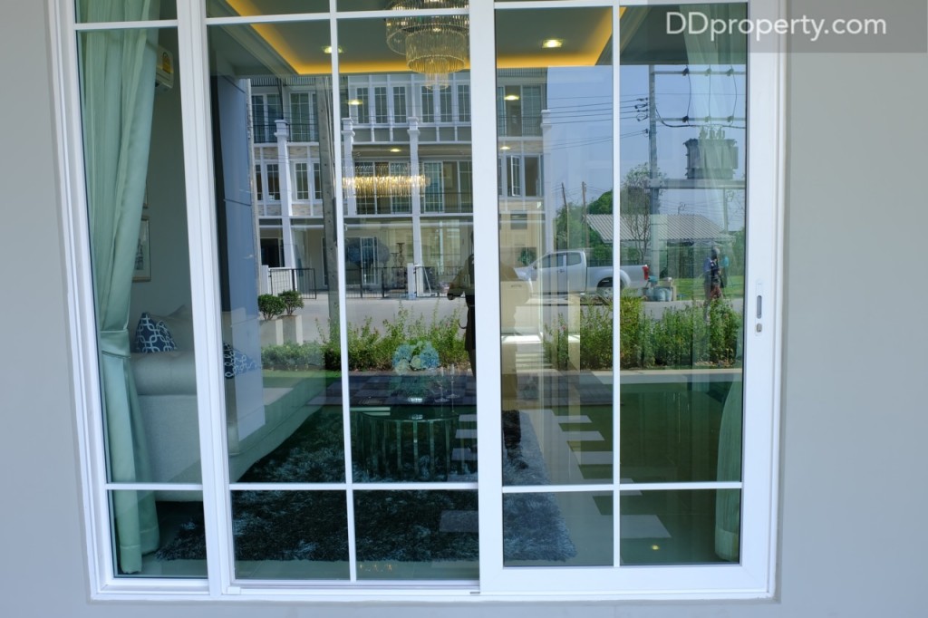 ประตูเป็นชนิดบานเลื่อนเช่นเดียวกัน