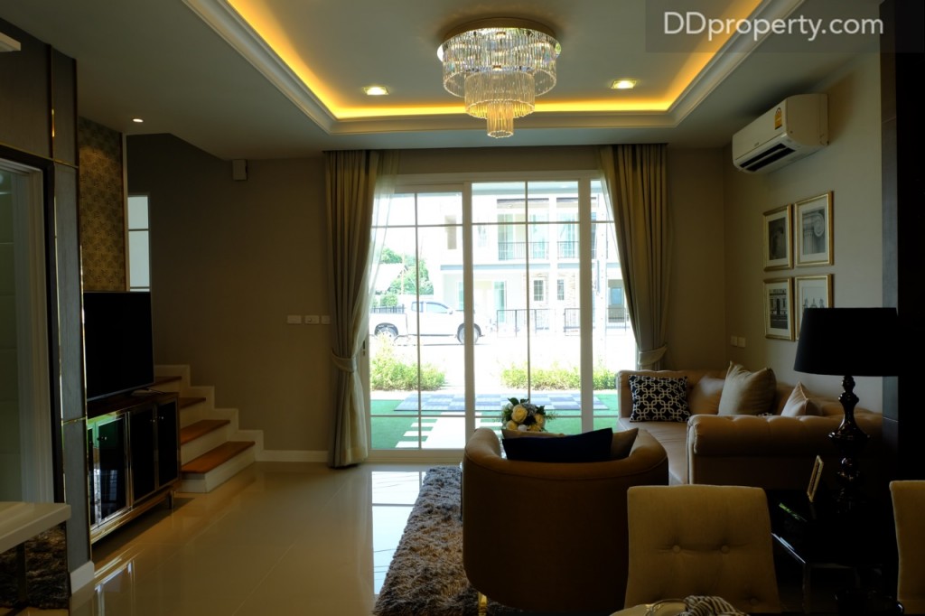 เนื่องจากลักษณะหน้าบ้านไม่ได้ยื่นออกไปดังเช่นบ้านแบบ  Windsor ทำให้พื้นที่ชั้น 1 กว้างขึ้น นั่นหมายถึงพื้นที่  living room ที่กว้างขึ้นนั่นเอง