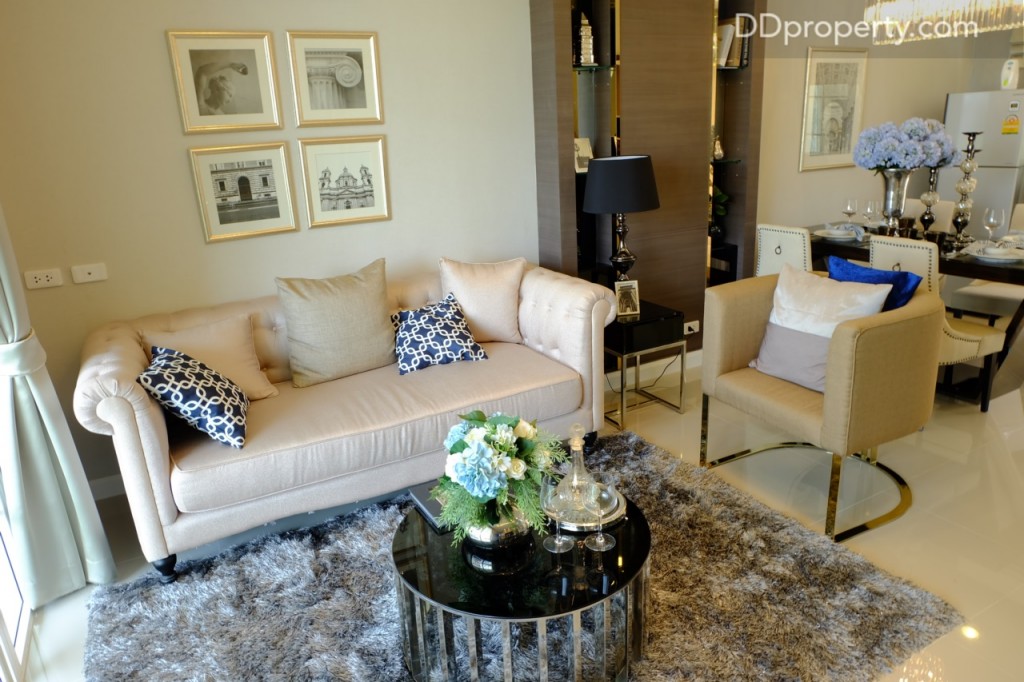 ดังนั้นจึงสามารถจัดวางโซฟาสำหรับ 3-4 ที่นั่งได้ รวมถึงโซฟาแชร์เพิ่มได้อีกเช่นกัน