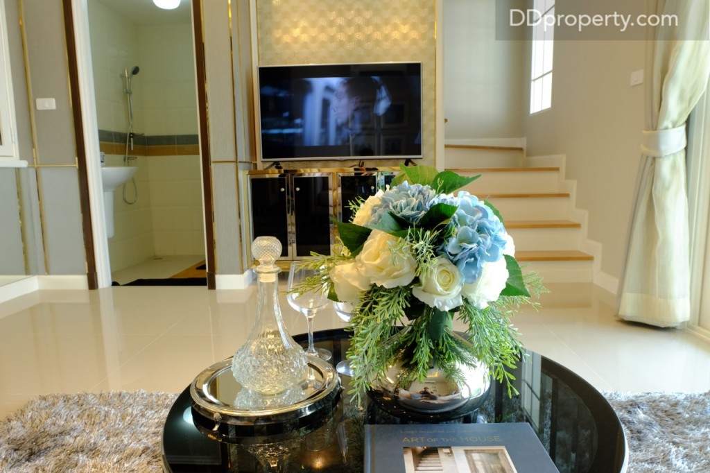 เนื่องจากพื้นที่เหลือเยอะทำให้ระยะห่างของทีวีไกลขึ้น สามารถติดตั้งทีวีที่มีขนาด 40 นิ้วขึ้นไปได้