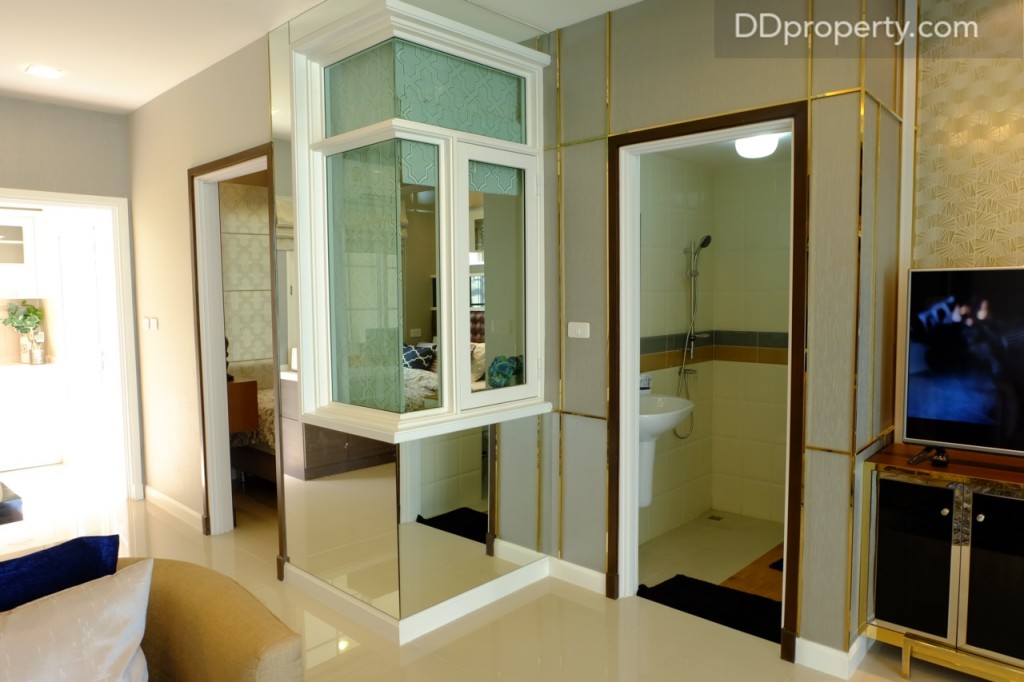 พื้นที่ติดกับจุดวางทีวีคือห้องน้ำ/ ติดกับห้องน้ำจะเป็นห้องอเนกประสงค์