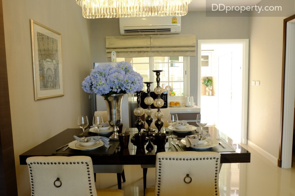 ส่วนต่อมาจะเป็น dining room ที่มีพื้นที่พอที่จะวางโต๊ะทานอาหารสำหรับ 4-5 ที่นั่งได้