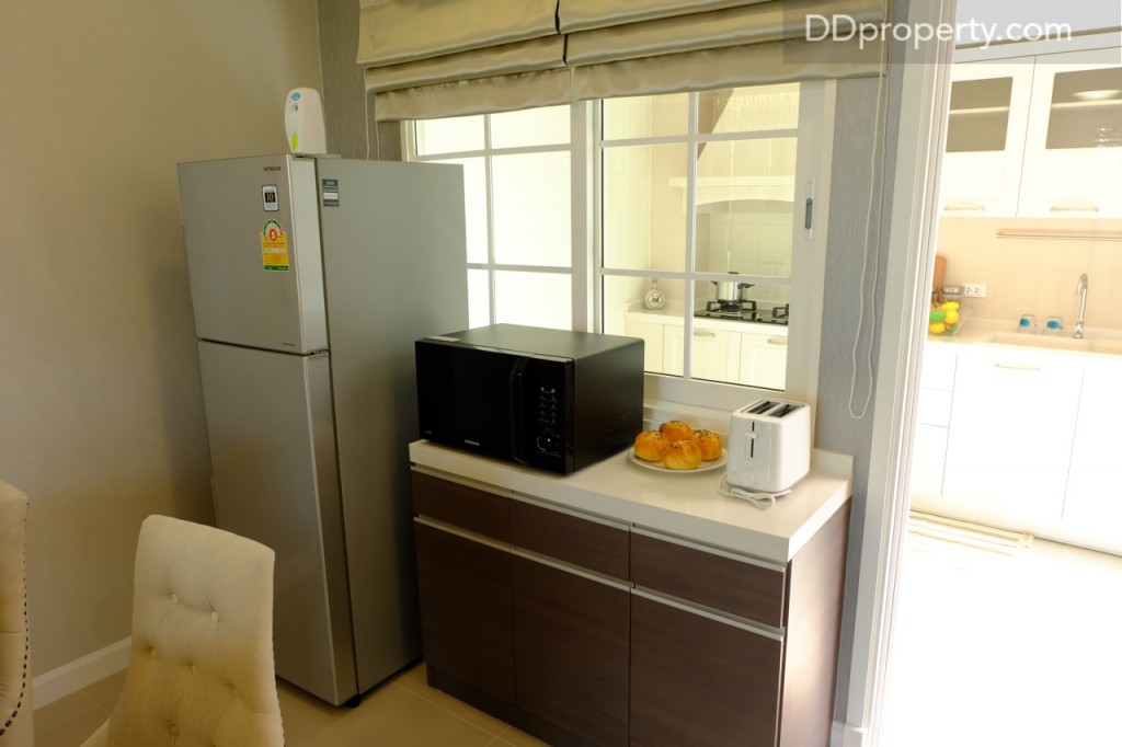 คล้ายกับแบบบ้าน Windsor ตรงทางเข้าไปยังพื้นที่หลังบ้านเป็นจุดเตรียมเครื่องดื่มและอาหารทานเล่น