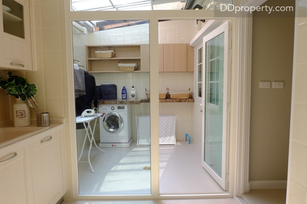 สำหรับห้องอเนกประสงค์หลังบ้านตัวอย่างนี้จัดเป็นห้องซักรีด (เหมาะแก่การทำเป็นห้องซักรีดเพราะหลังคา sky light ที่แสงจะเข้ามาจะช่วยทำให้ผ้าแห้งได้เร็ว)