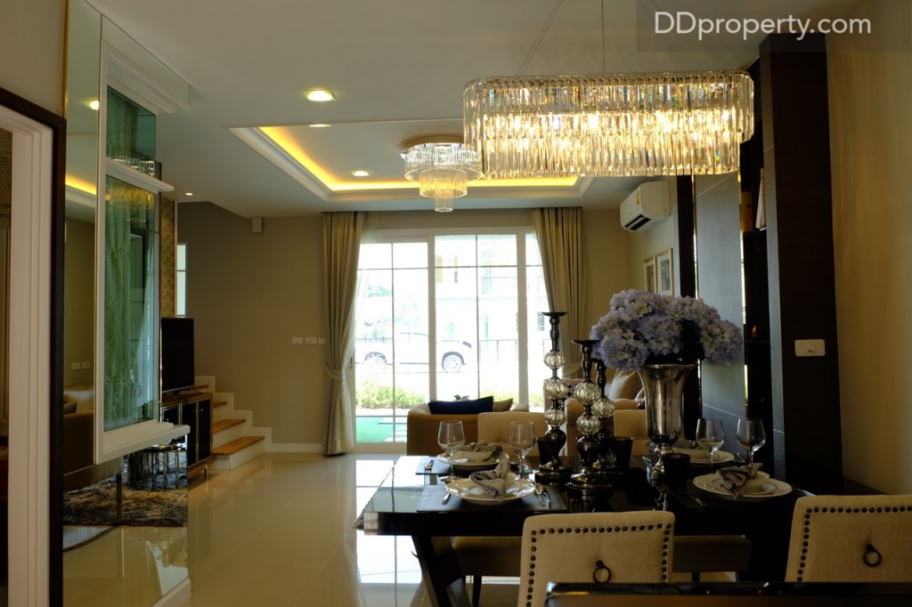 มุมมองเมื่อมองจากครัวหลังบ้าน/ จะเห็นว่าพื้นที่ชั้นหนึ่งของบ้านแบบ Kensington นี้จะดูกว้าง เพราะไม่ต้องยื่นจุด living room ไปยังพื้นที่จอดรถนั่นเอง  ทำให้พื้นที่แนวกว้างจะมีมากกว่า