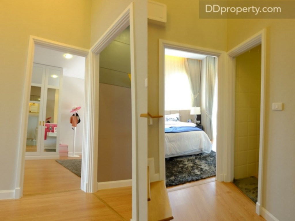 เมื่อขึ้นมาจะพบกับโซนห้อง 2 ฝั่งนั่นคือ ฝั่งขวาจะเป็นส่วนของห้องนอนเล็ก 2 ห้อง/ ฝั่งซ้ายจะเป็น Master Bedroom  และ ห้องน้ำชั้น 2