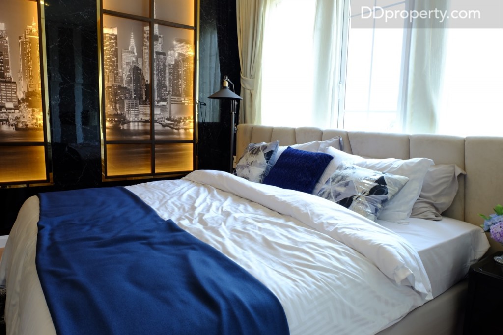 จุดที่เหมาะสำหรับจัดวางเตียงนอนคือซ้ายมือของห้องซึ่งจะมีหน้าต่างบานกระทุ้งติดตั้งให้ (ผู้อยู่อาศัยสามารถเลือกแนววางเตียงได้แต่หากวางในแนวยาวจะมีพื้นที่ปลายเตียงเหลือน้อย)