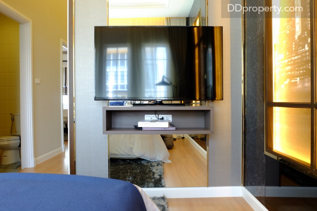 พื้นที่ปลายเตียงสามารถทำชั้นวางบิลท์อินติดผนัง เพื่อจะทำให้เหลือพื้นที่มากกว่า