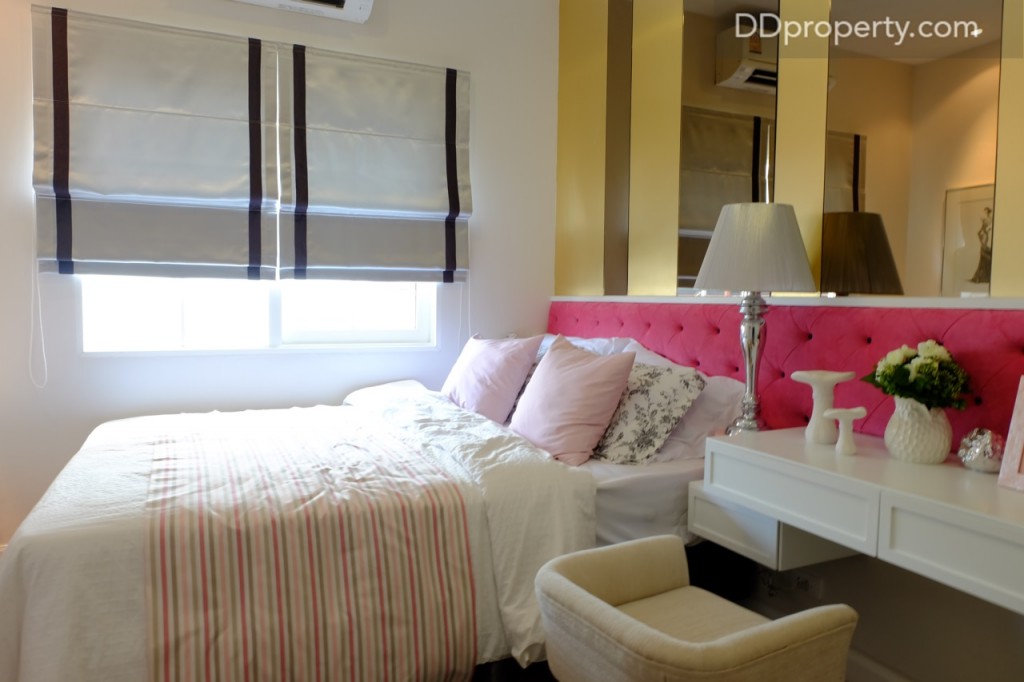 หน้าต่างในห้องเป็นแบบบานเลื่อน