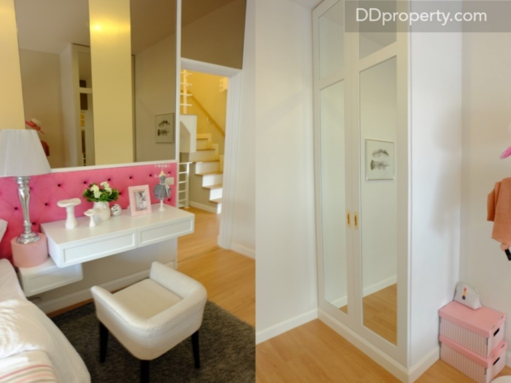 เนื่องด้วยขนาดที่กว้างกว่าของห้องนอนเล็กห้องที่ 2 นี้ ทำให้สามารถจัดวางตำแหน่งของโต๊ะเครื่องแป้งหรือโต๊ะหนังสือได้