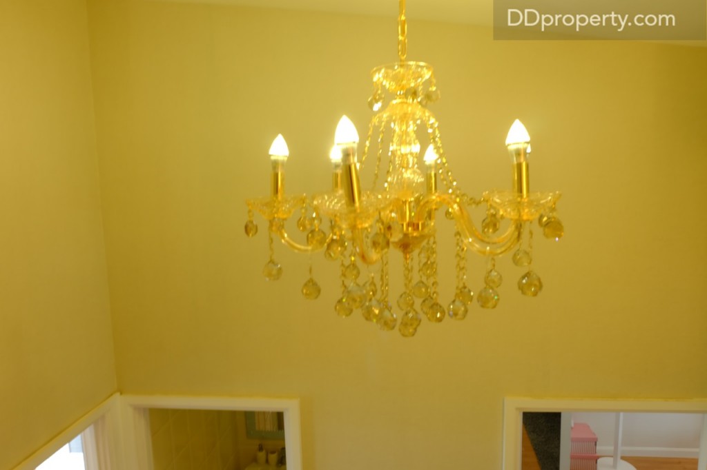 เนื่องจากความสูงเพดานของชั้น 2 สูงถึง 4 เมตรทำให้สามารถติด chandelier ได้