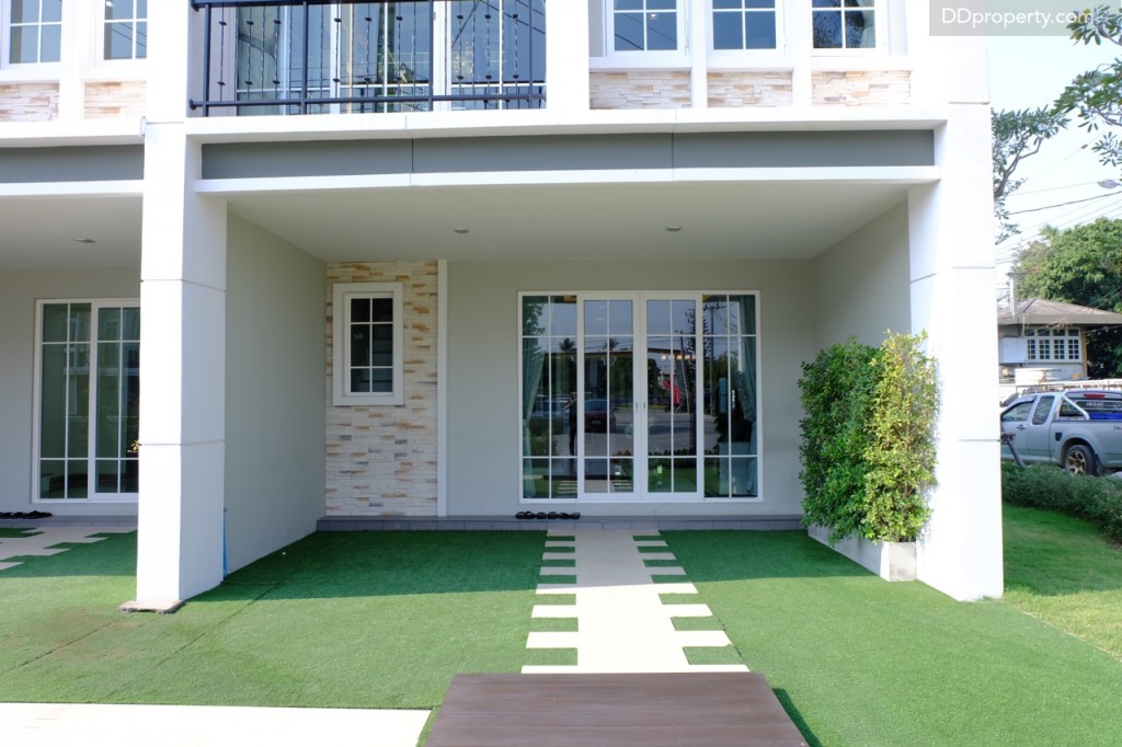 หน้าบ้านจะมีขนาดความกว้างที่ 5.7 เมตรเช่นเดียวกัน