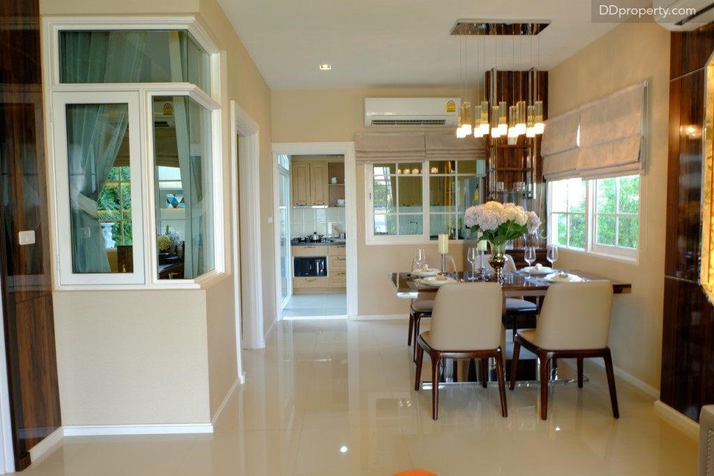 Layout ในส่วนของชั้น 1 จะคล้ายกับแบบบ้าน Kensington ประกอบด้วย living room, dining room, ห้องอเนกประสงค์, ครัวไทย และห้องอเนกประสงค์หลังบ้าน  แต่ Buckingham จะมีชั้น 3 เพิ่มขึ้นมา