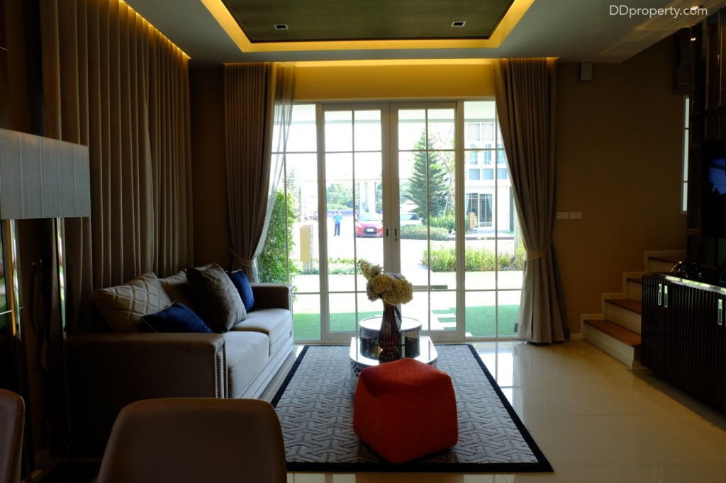 เหลือเนื้อที่พอที่จะจัดวางโต๊ะรับแขก/ จุดวางทีวีห่างพอทำให้วามารถวางทีวีในขนาด 40 นิ้วขึ้นไปได้