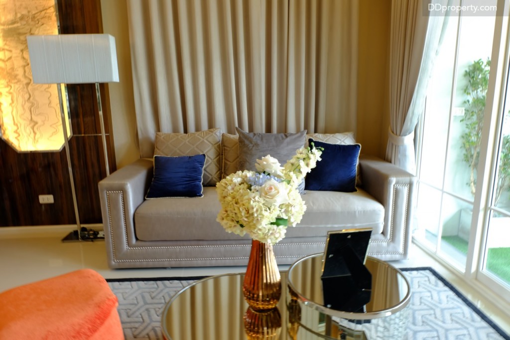 โซน living สามารถจัดวางโซฟาขนาด 3-4 ที่ได้