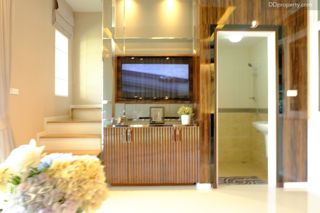 ห้องน้ำจะอยู่ติดกับจุดวางทีวี