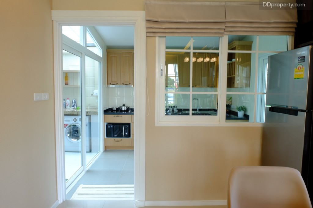 หลังโซน dining จะเป็นหน้าต่างที่มองออกไปครัวไทยหลังบ้านได้