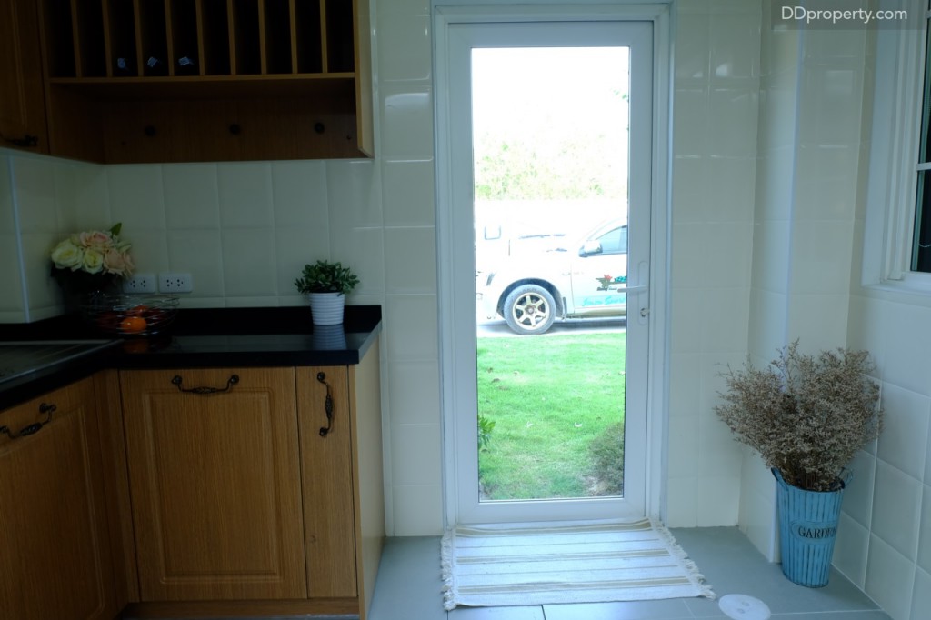 ประตูฝั่งขวาสามารถเปิดไปพื้นที่ข้างบ้านได้