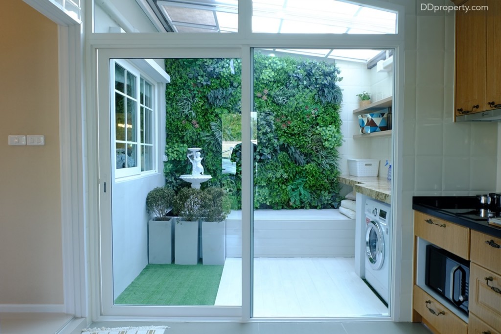 อีกฝั่งสามารถเปิดไปยังพื้นที่อเนกประสงค์หลังบ้านได้