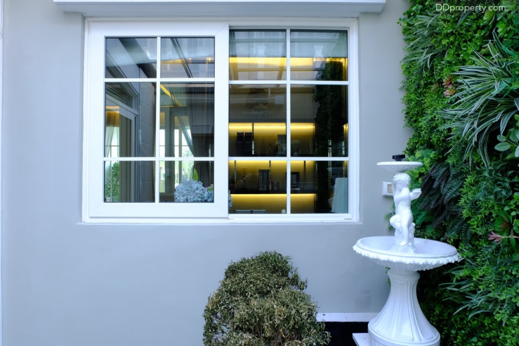 หน้าต่างที่เปิดจากห้องอเนกประสงค์ด้านในบ้าน