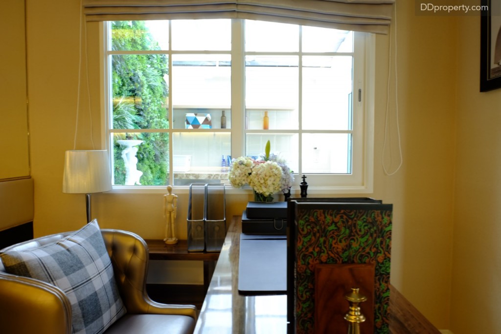 จากห้องนี้มีหน้าต่างที่มองออกไปยังห้องอเนกประสงค์หลังบ้านได้