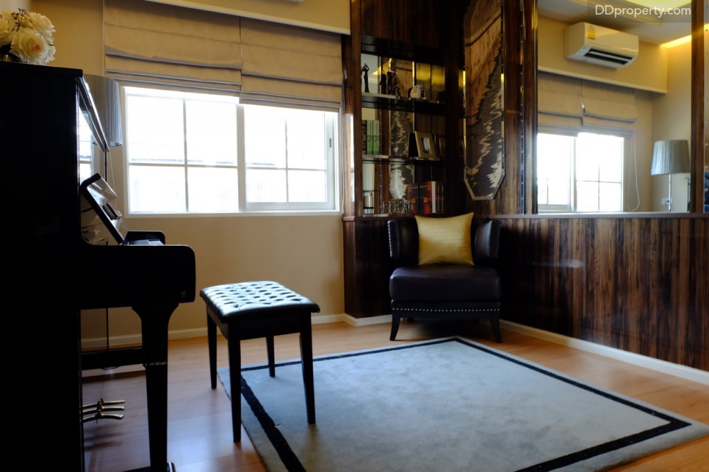 เมื่อขึ้นมาจะเป็นโซนอเนกประสงค์กลางชั้น ซึ่งผู้อยู่อาศัยสามารถดัดแปลงได้ตามความต้องการในการใช้พื้นที่