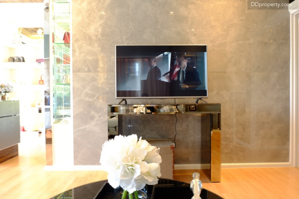 Master Bedroom ใหญ่พอที่จะมีโซน living ภายในห้องได้