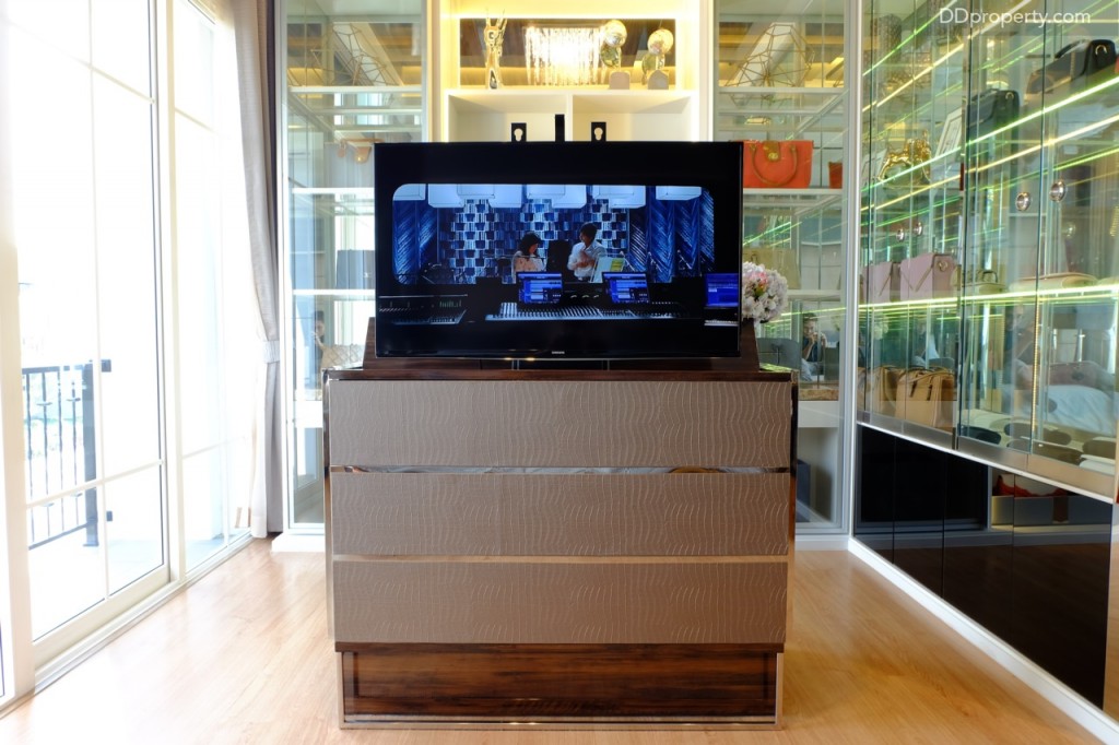 พื้นที่ด้านในฝั่งขวาของห้องสามารถทำเป็นชั้นวางทีวีปลายเตียงได้