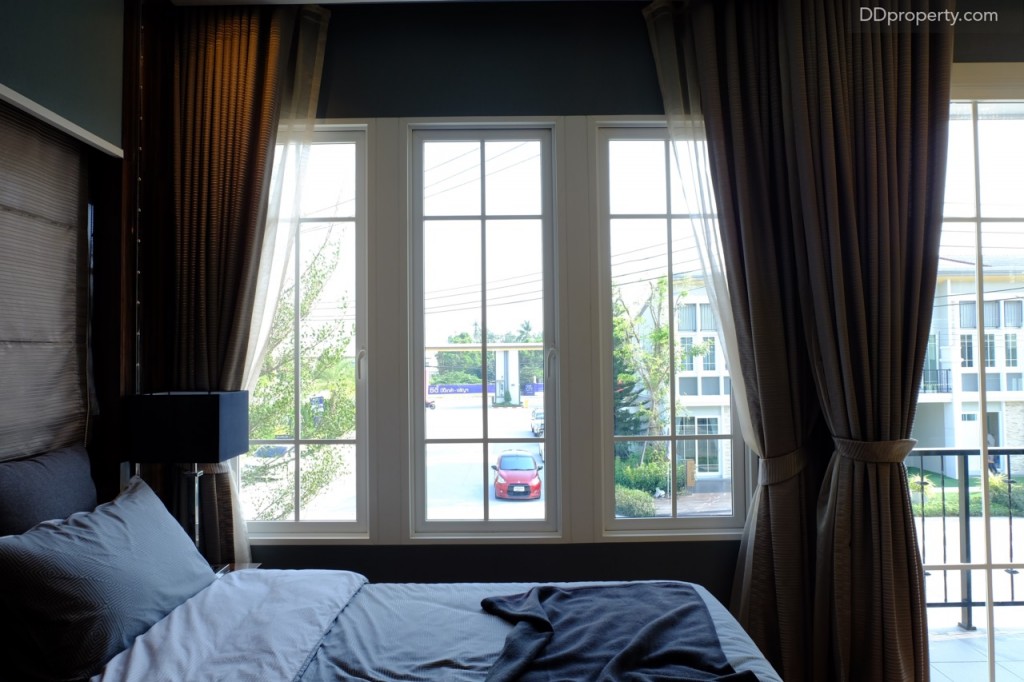 โซนด้านในห้องเป็นหน้าต่างขนาดสูงใหญ่แบบบานกระทุ้งซึ่งสามารถจัดวางเตียงได้ที่ส่วนนี้