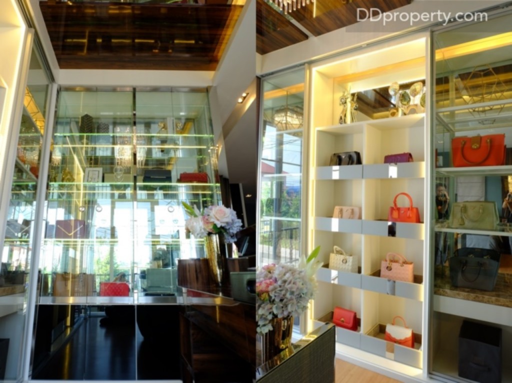 พื้นที่ห้องก่อนเปิดออกไปยังระเบียงมีขนาดใหญ่ที่สามารถทำเป็น walk-in closet ได้