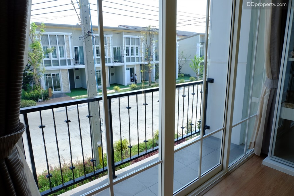 เมื่อเดินเข้ามาอีกจะเป็นประตูบานเลื่อนเพื่อออกไประเบียงส่วนตัวขนาด 2x0.5 เมตร