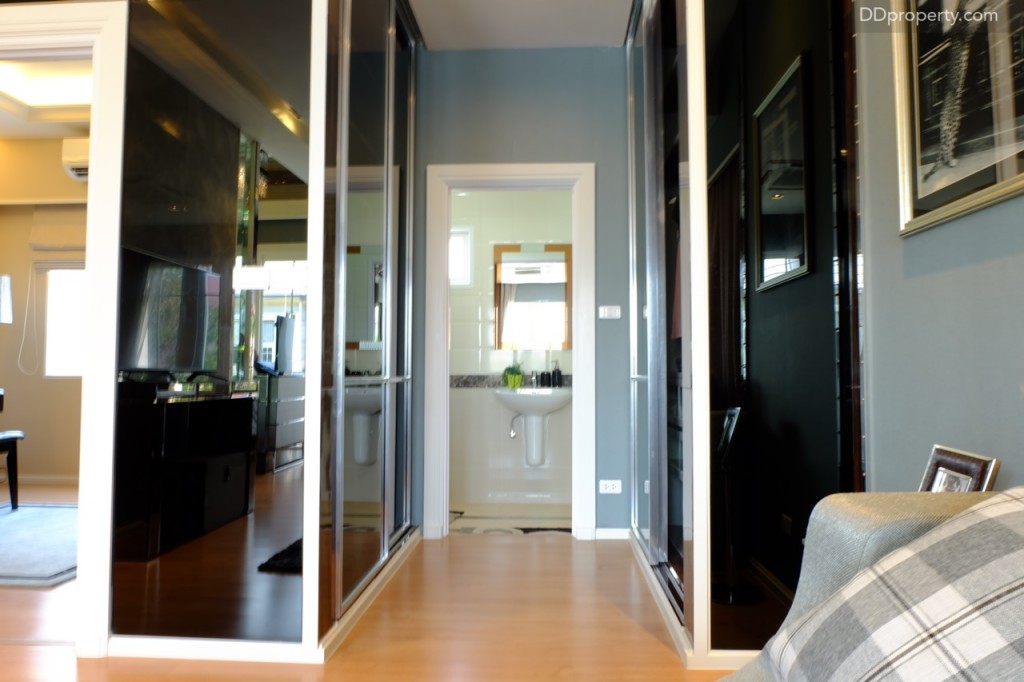 ตำแหน่งหน้าห้องน้ำในห้องนอนมีพื้นที่สามารถจัดวางเป็นตู้เสื้อผ้าได้ ขนาดเล็กนอกจาก walk-in closet ที่กล่าวไปในข้างต้น