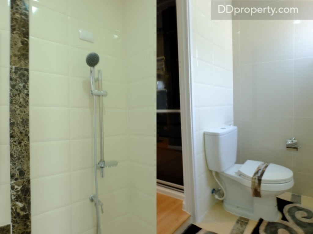 พื้นที่ห้องน้ำอาจจะดูเล็กไปเสียหน่อยหากคู่รักต้องทำธุระพร้อมกัน