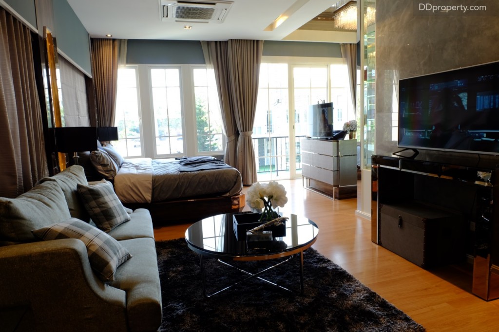 มุมเมื่อมองจากฝั่งตู้เสื้อผ้า ณ living zone