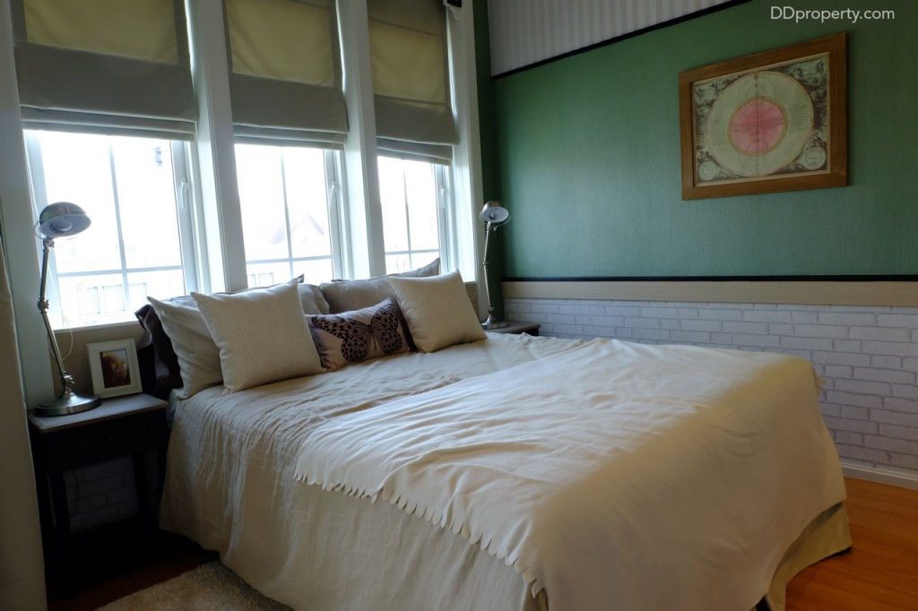 ห้องนอนทางฝั่งขวามีขนาดกว้างขวาง (ประมาณ 2x3 เมตร)  สามารถจัดวางเตียงขนาด 4-5 ฟุตได้