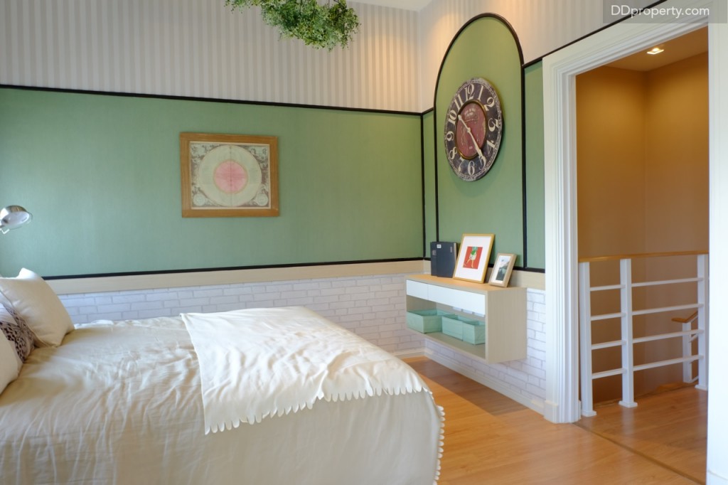 ส่วนความกว้างนั้นกว้างถึง 4 เมตรทำให้พื้นที่ปลายเตียงเหลือค่อนข้างเยอะ