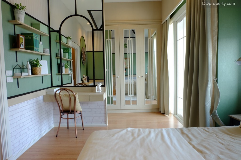 พื้นที่ด้านข้างที่เหลือสามารถจัดวางเป็นโต๊ะเครื่องแป้งหรือโต๊ะทำงานและตู้เสื้อผ้าได้