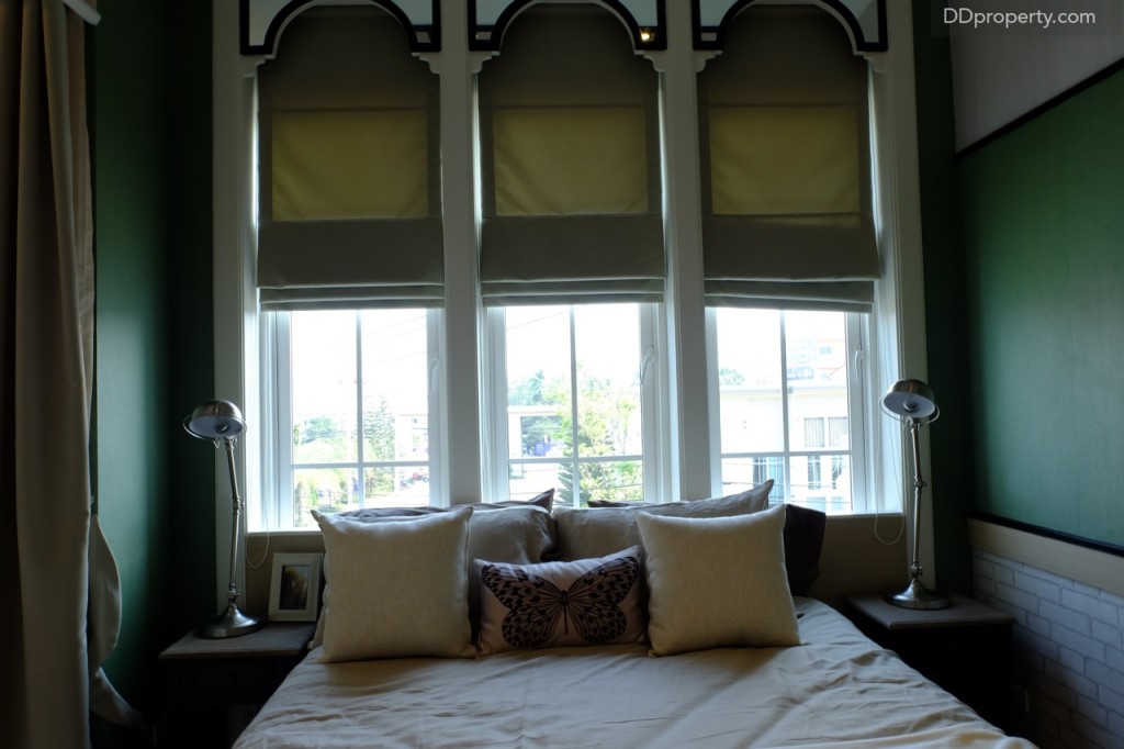 หัวเตียงจะติดกับหน้าต่าง ที่มีขนาดเท่ากับห้อง grand master bedroom ชั้นสอง