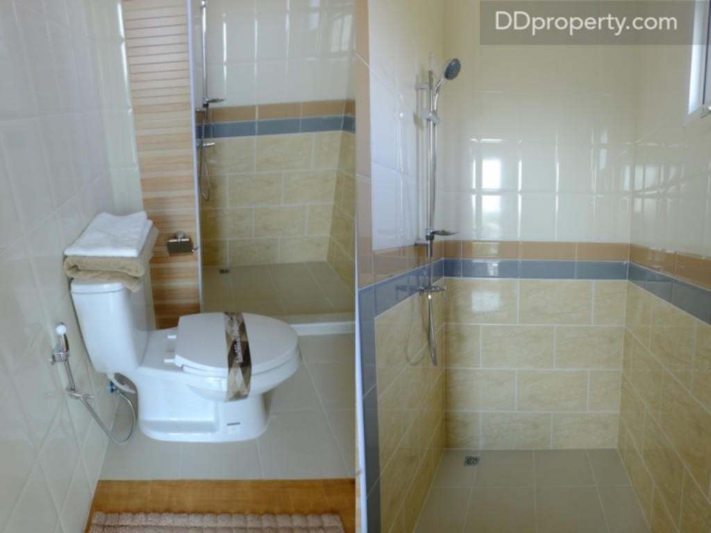 สุขภัณฑ์และอุปกรณ์ shower แบรนด์ Englefield ขนาดของห้องน้ำจะใกล้เคียงกับของ grand master bedroom ชั้นสอง