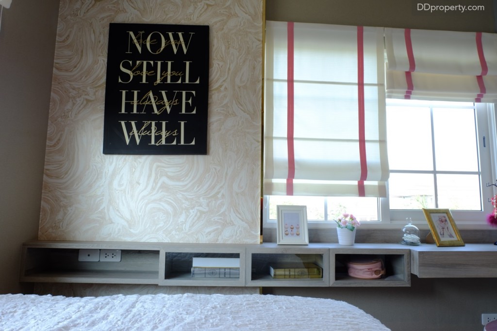 ปลายเตียงติดหน้าต่างและมีพื้นที่สามารถติดงานบิลท์อินชั้นวางได้