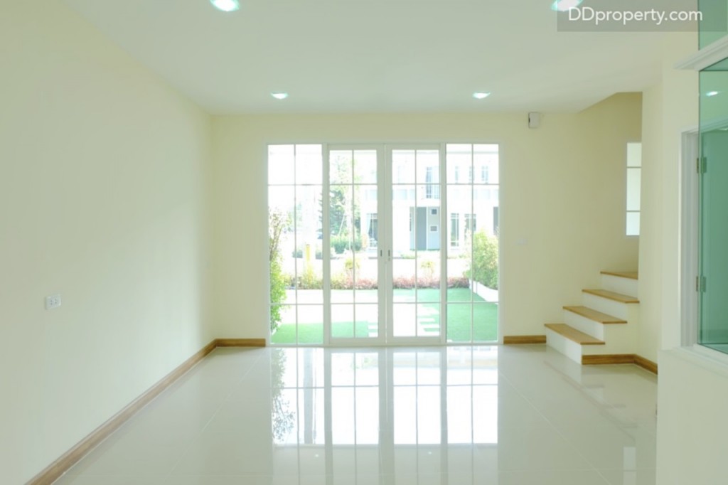 พื้นข้างล่างจะเป็นพื้นแกรนิตโต้ ผนังทาสีขาวเรียบ