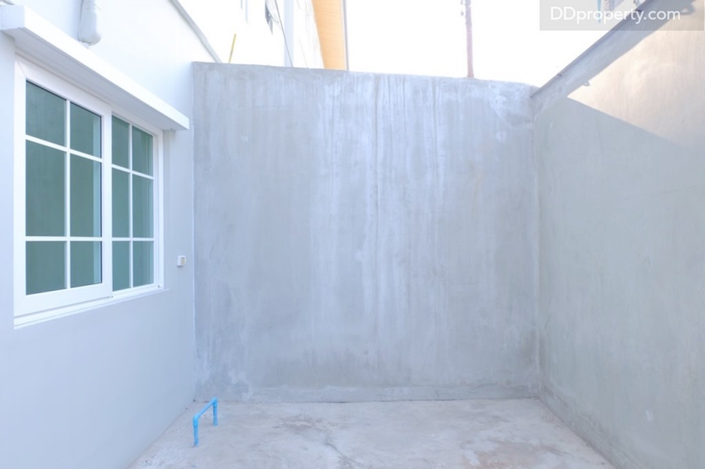 พื้นที่หลังบ้านจะเป็นปูนเปล่าผู้ซื้อต้องกั้นห้องเอง