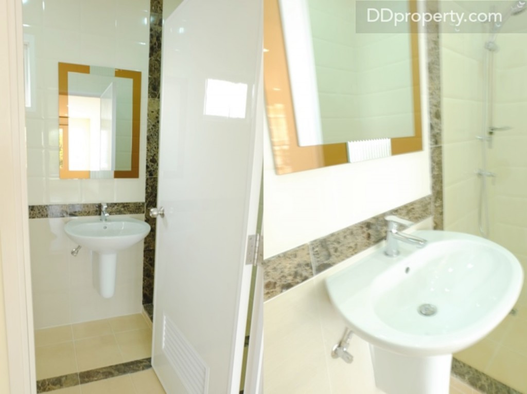 ห้องน้ำ ณ Grand Master Bedroom (ผนังและพื้นกระเบื้องเซรามิก)