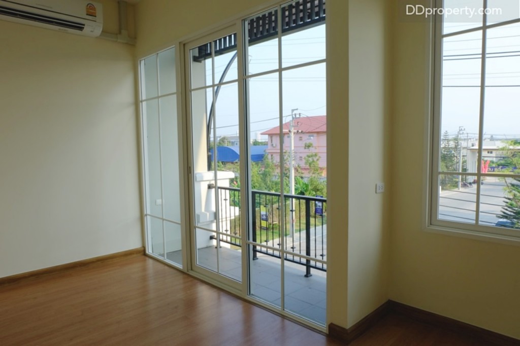 ห้องนอนริมขวาที่มีระเบียงส่วนตัวขนาด 1.5 เมตร