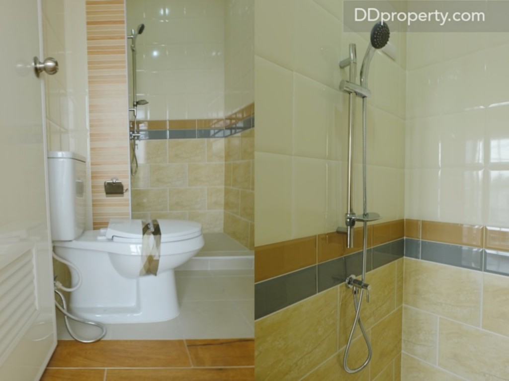 ห้องน้ำ ณ ห้องนอนริมขวา (พื้นผนังกระเบื้องเซรามิก)