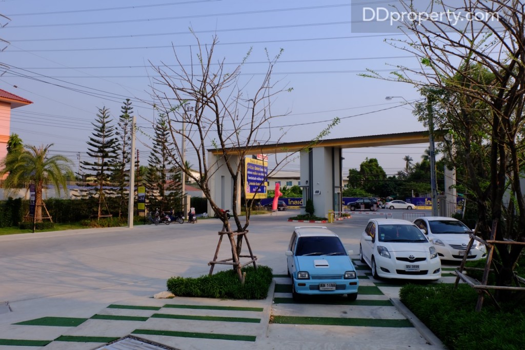 พื้นที่จอดรถเพื่อเข้าเยี่ยมชมโครงการ